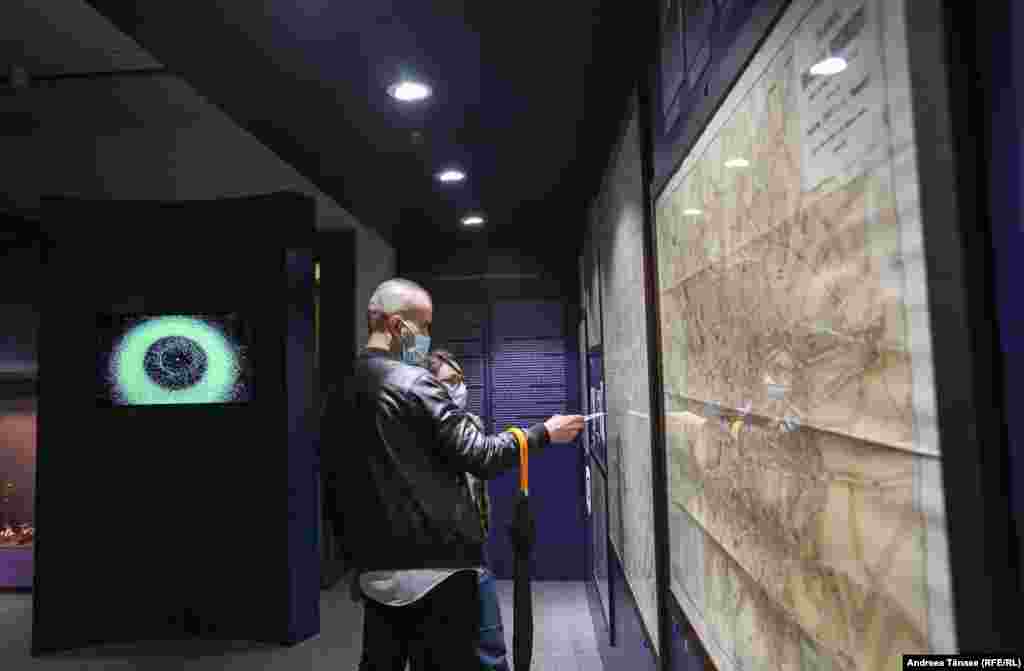 &nbsp;Vizitatori privesc expozițiile deschise în &bdquo;Noaptea Muzeelor&rdquo;, la Casa Filipescu-Cesianu din București.