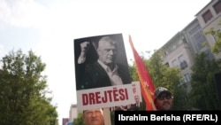 Drejtësi, shkruan poshtë fotografisë së ish-presidentit të Kosovës, Hashim Thaçi. Prishtinë, 7 gusht. 