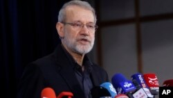 Ali Laridžani razgovara s novinarima pošto se registrovao kao kandidat za predsedničke izbore u junu 2024. u Teheranu, 31. maja 2024.