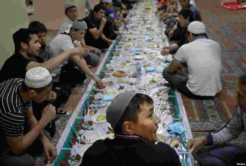 Трудовые мигранты из Кыргызстана в Москве. Во время вечерней трапезы в месяц Рамадан. 2011