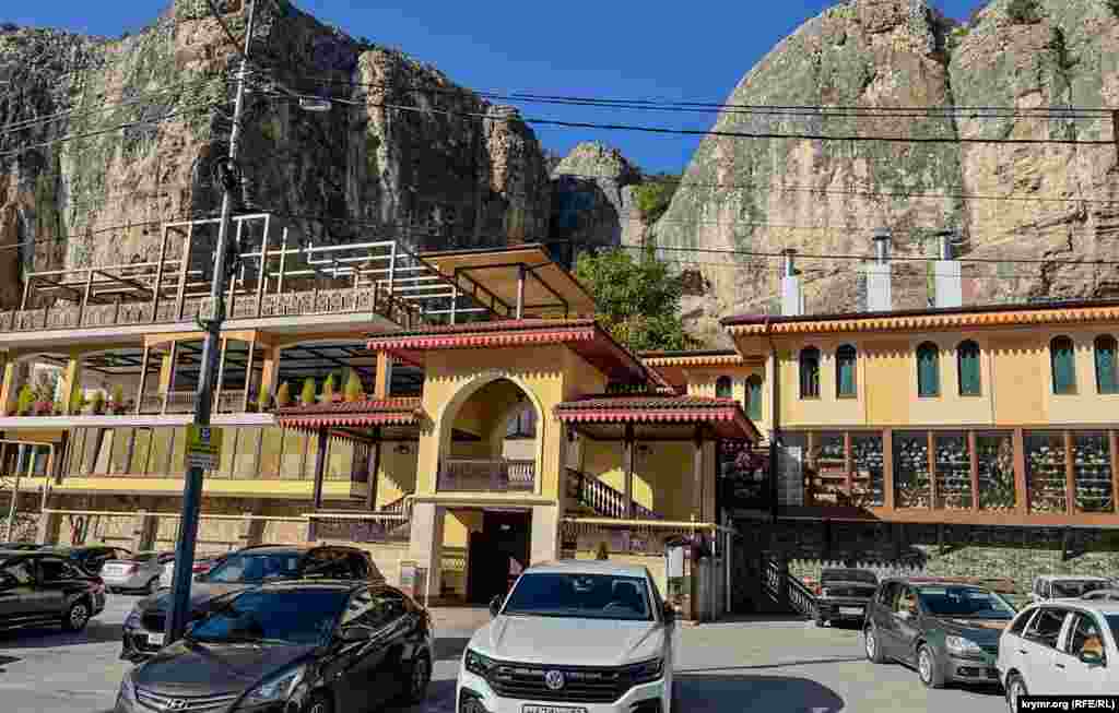 "Aşlama saray" turistik kompleksinde turistler ve potensial alıcılar körünmey