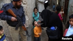 په پاکستان د پولیو ضد واکسینو کمپین پر مهال پولیس سرتېري پهره ورکوي ـ پخوانی انځور