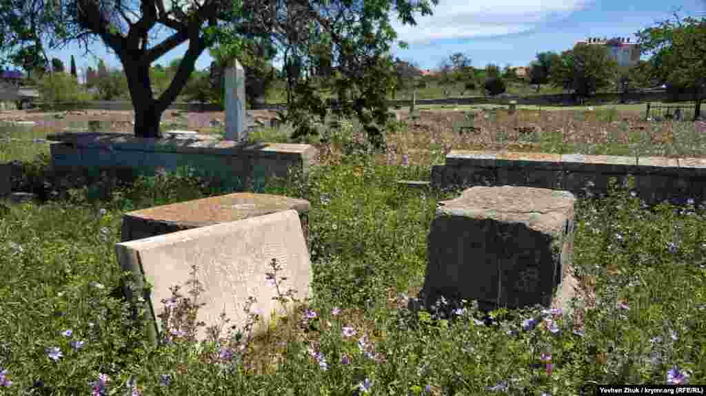Кілька могил обгороджені кам&#39;яним парканом. На могильних пам&#39;ятниках зустрічаються написи давньоєврейською та російською мовами. Деякі могили або групи могил обгороджені невисокими парканами з тесаного каменю, камені з&#39;єднані між собою металевими скобами. Також на цвинтарі присутні кенотафи &ndash; надгробки особам, похованим в інших місцях, так звані &laquo;йолд таш&raquo;, що в перекладі означає дорожній камінь