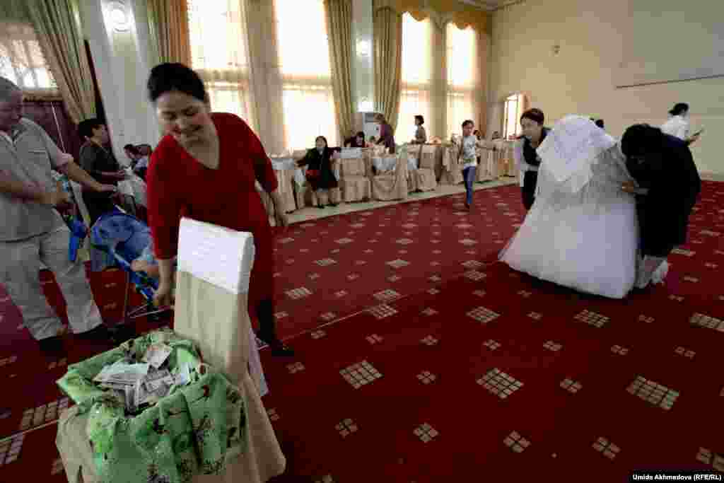 Аякөз әуелі сый-сыяпат әкелген қонақтарға сәлем салды. Одан кейін енесі бетін ашты. Тойдан соң Аякөздің жанында отырған жеңгелері мен абысындары оның жанында қалады. Олар келіннің "көрпе қимылдатар" рәсімін атқарады.