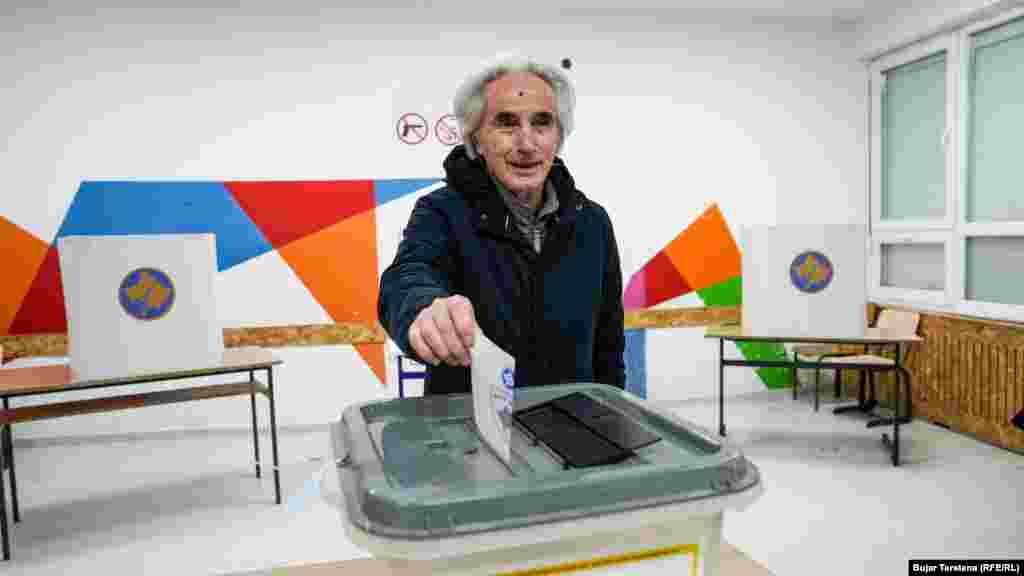 Gara për kryeqytetin, mes Përparim Ramës së LDK-së dhe Hajrulla Çekut të LVV-së, është ndër më të ngushtat.Dallimi mes tyre në rundin e parë nuk ka mundur të ishte më i vogël, vetëm 0.5 për qind.