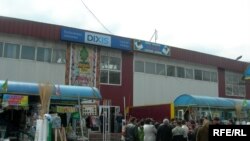 Алматыдагы кыргыз мигранттарынын көпчүлүгү базарларда иштейт. (Сүрөттө: Алматыдагы Аксай базары)