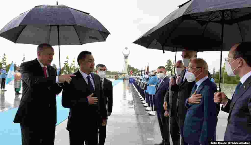 Президенттердин жолугушуусу түрк лидеринин "Фейсбуктагы" баракчасы аркылуу түз көрсөтүлдү.