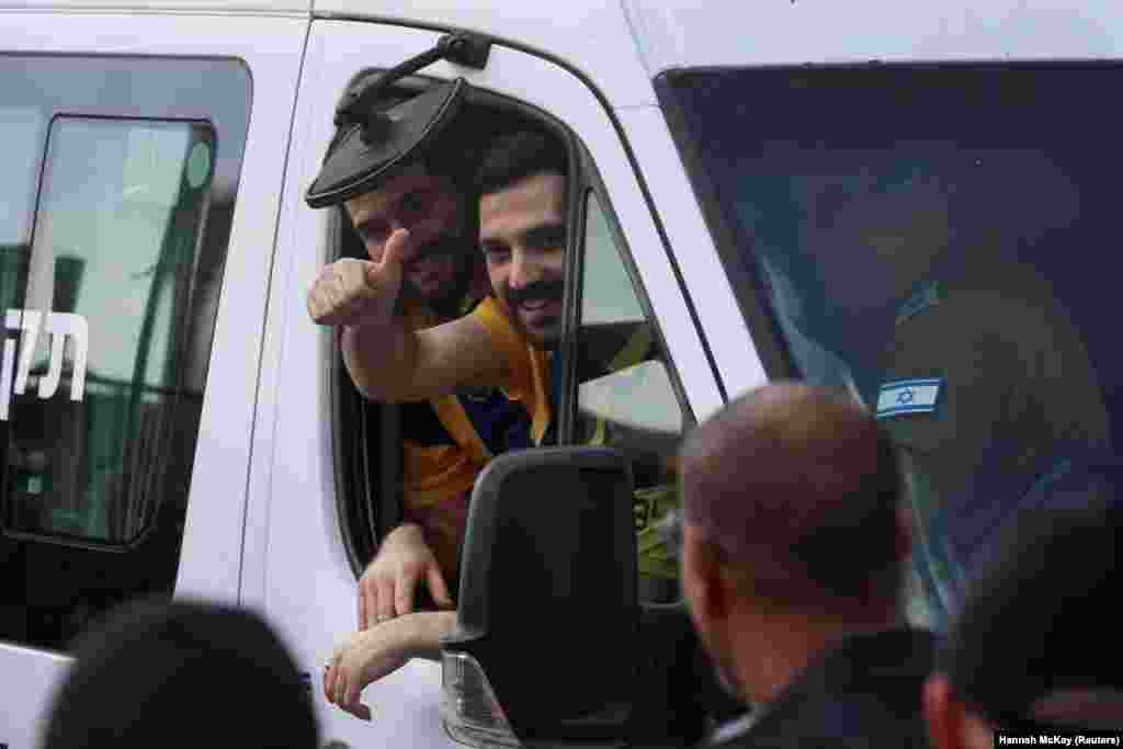 Među taocima bio je i brat Ziv Bermana, Gali. Primirje i razmena talaca i zatvorenika usledili su nakon dve godine rata koji je evoluirao u regionalni sukob, uvlačeći zemlje poput Irana, Jemena i Libana, dok je istovremeno produbljivao međunarodnu izolaciju Izraela i preoblikovao Bliski istok.