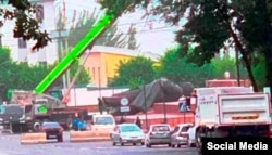 ფოტო სოციალური მედიიდან. ოშში ლენინის ძეგლის დემონტაჟი. 7 ივნისი, 2025 წელი