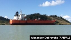 Панама арнасының бір бөлігі саналатын Гатун жасанды су қоймасында тұрған танкер. 2018 жылдың наурыз айы.