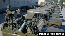 Illýustrasiýa suraty. Merkezi Harby okrugyň geňeşiniň görkezmesi bilen türgenleşige taýýarlanýan harbylar