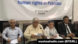 د بشري حقونو کمېشن مشر اسد اقبال بټ (له کیڼ لوري دویم) د مارچ پر ۲۷مه په کراچۍ کې خبري غونډې ته وینا کوي. 