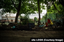 Curți abandonate unde refugiații nerezidenți în centrul din Timișoara așteaptă să plece clandestin mai departe