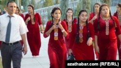 Köpçülikleýin çärä barýan okuwçylar.