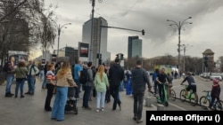 La ora de începere a manifestației de solidaritate, oamenii veneau în grupuri compacte de la stațiile de metrou.