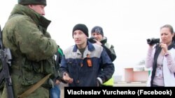 Російські військові блокують українську військову частину А-0883 у Керчі, Крим, березень 2014 року