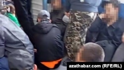 Türkmenistanyň raýatlary Moskwanyň deportasiýa merkezinde. Russiýa, 2025-nji ýylyň başy. 