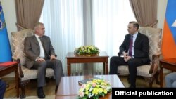 Հայաստանի ԱԽ քարտուղար Արմեն Գրիգորյան և ՀԱՊԿ գլխավոր քարտուղար Ստանիսլավ Զաս, արխիվ