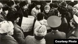 “Кыргызстан Демократиялык Кыймылынын" өкүлдөрү Фрунзе (азыркы Бишкек) шаарынын борбордук аянтында нааразылык жыйынын куруп, советтик аскерлердин Балтика өлкөлөрүнөн чыгарылышын талап кылышкан. 1991-жылдын 21-январы. Жыпар Жекшенин жеке архивинен. 