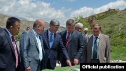 Президент Алмазбек Атамбаев (ортодо), Русгидронун башчысы Евгений Дод (оңдон экинчи) Нарындагы ГЭС курулуштарын талкуулоодо. 12-июнь, 2013-жыл
