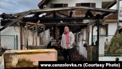 Novinar Milan Jovanović ispred svoje zapaljene kuće