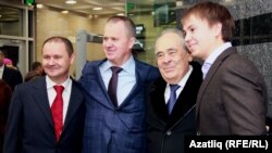 Миңтимер Шәймиев "Татар җыры" бәйгесен оештыручылар белән (архив фотосы)