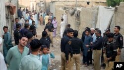 په کراچۍ کې پولیس پر کورونو د چاپو پر مهال د افغان کډوالو اسناد ګوري - انځور له ارشیفه. 