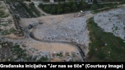 Kamioni istovaraju smeće na deponiji Uborak kod Mostara i pored zabrane inspekcije, 15. septembar 2025. godine