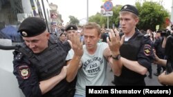 Олексій Навальний (с), на фото під час затримання російською поліцією на мітингу в Москві , 2019 рік