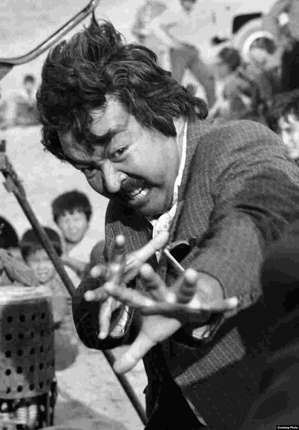 Кезинде кино тармагында иштегендер "Болот Шамшиевдин тасмасына түшкөн актер кино академияны бүтүп чыгат", деп келишкен.&nbsp; &nbsp;