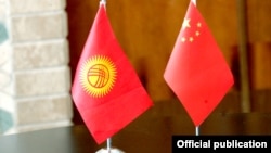 Кыргызстандын жана Кытайдын желектери.