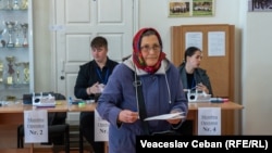 Moldova: Romanian election, vote in R. Moldova, people at polling station in Ialoveni