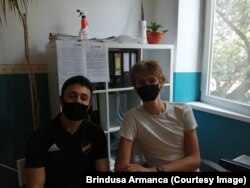 Tom din Olanda și Lasha din Georgia sunt voluntari la LOGS pentru a-i ajuta pe refugiați