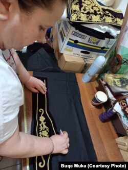 Artizania Buqe Muka gjatë punës.