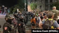 Kordon policije ispred građana u blizini Parlamenta i kampa pristalica vlasti u Beogradu, 13.8.2025.