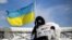 Під час акції на підтримку України і проти агресії Росії. Ніагарський водоспад, Канада, 30 січня 2022 року