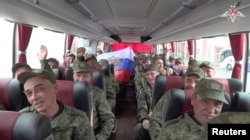 Российские военные, захваченные украинскими силами в плен и освобожденные во время обмена, возвращаются домой. Беларусь, 25 мая 2025 года