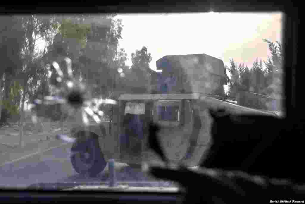 Пошкоджений під час операції Humvee. Реактивні гранати потрапили в три з восьми задіяних машин, і їх довелося залишити на місці