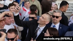 Сяргей і Сьвятлана Ціханоўскія на мітынгу ў Варшаве 26 чэрвеня 2025 году