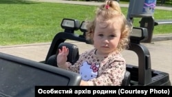 Дворічну Лізу, яка любила обійматися і обожнювала машинки, убила ракета РФ, поціливши в їхній будинок