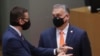 Premierul polonez Mateusz Morawiecki (stânga) și premierul ungar, Viktor Orban (dreapta), într-o discuție la summitul UE de la Bruxelles, din 10 decembrie 2020