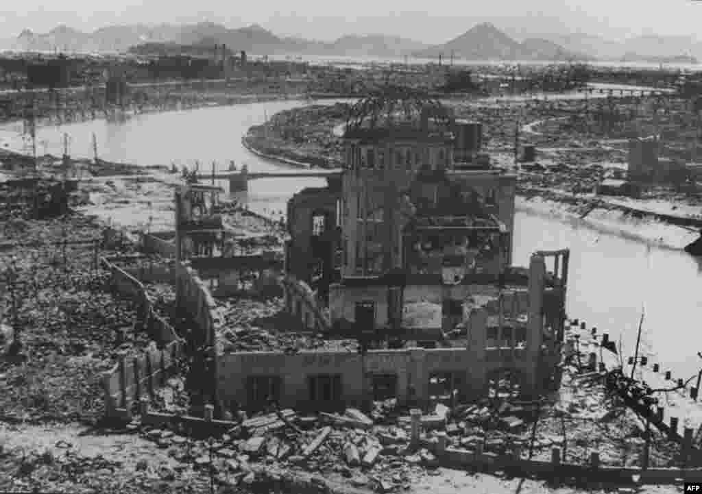 Urmările atacului cu bomba atomică la Hiroshima.Bomba „Little Boy” a lovit Hiroshima cu o putere explozivă suficientă pentru a distruge aproximativ 70% din toate clădirile orașului cu 345.000 de locuitori. Zeci de mii de oameni au murit pe loc în urma exploziei.