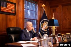 Президент США Джо Байден розмовляє телефоном з президентом Росії Володимиром Путіним зі свого дому у Вілмінгтоні, штат Делавер, 30 грудня 2021 року