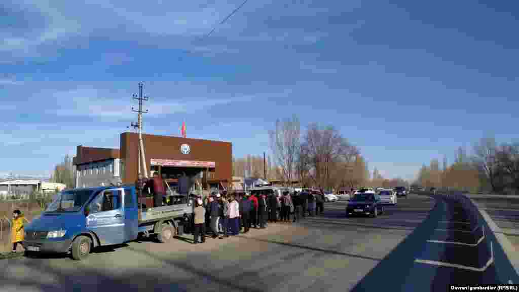 Те, кому уже удалось пройти на территорию Кыргызстана рассказали, что перед КПП с казахстанской стороны в очереди также стоят десятки человек.