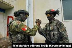 Pozdrav dva vojnika sa zajedničke vojne vježbe specijalnih jedinica vojski Srbije i Kine u kineskoj provinciji Habei.