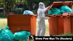 Мьянмада медициналык кызматкер.