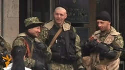Вооруженные сепаратисты держат в осаде административное здание в Славянске