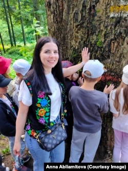 Анна проводить екскурсію для школярів