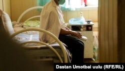 Ош шаарындагы ооруканалардын бири. Күйдүргү жуккан бейтап. Архивдик сүрөт.