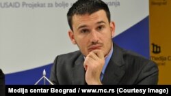 „Kada ste u situaciji da morate da se zadužujete onda je malo teže reći šta je povoljno, a šta ne. Imajući u vidu situaciju na svetskim tržištima kapitala, ne bih rekao da je ovo nepovoljno“, kaže Nikola Altiparmakov, član Fiskalnog saveta Srbije.